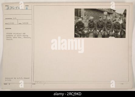 Soldats coloniaux français et membres du 101e train d'approvisionnement de la 26e division, vus à Euville, France pendant la première Guerre mondiale. Cette photographie, identifiée comme numéro 33645, a été prise le 4 janvier 1919 et publiée par l'A.E.F. Censurer le 7 janvier 1919. Il fait partie de la collection des activités militaires américaines pendant la guerre. Banque D'Images