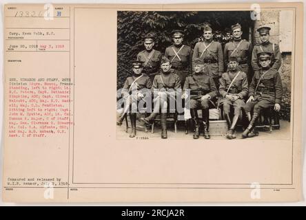 Le major général Clarence R. Edwards et son état-major du quartier général de la 26e division à Boucq, en France. Sur la photo (debout, de gauche à droite) : Lt. R.C. Peters, Capitaine Nathaniel Simpkins, Capitaine Oliver Walcott, Major S.T. MacKell, major C.L. Pendleton. Assis (de gauche à droite) : Capitaine John M. Hyatte, lieutenant-colonel Duncan K. Major, major général Clarence R. Edwards, lieutenant-colonel U.A. Alfonte et le major A.G. Mabach. Censuré et publié par M.I.B., le 2 juillet 1918. Banque D'Images