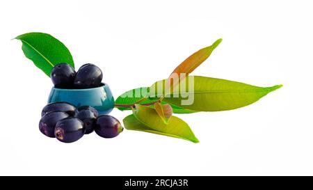 Prune Jambolan dans un bol en céramique avec des feuilles vertes isolent sur fond blanc. Concept de fruits sains et savoureux. Banque D'Images