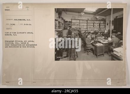 Cette image est une vue du bureau de Port Adjutant à Hoboken, New Jersey pendant la première Guerre mondiale. Le bureau abrite la Division du miméographe, qui est responsable de la distribution de tous les ordres, bulletins et autres communications officielles émanant de ce siège. La photographie a été prise le 25 juin 1919 par le photographe SOT. Stemizer. SÉQ. CODE DESCRIPTIF : A. PHOTO D'IDENTITÉ : 58534. Date de traitement : 7 juillet 1949. Banque D'Images