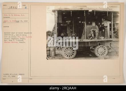 Le soldat J. E. Gibbon du signal corps est vu sur cette photographie. Prise le 4 septembre 1918, à l'atelier d'usinage de la Motor transport Service Company, 3e division. On voit également sur l'image le VP Lee Parrett et le Sgt Jack O. Johnston. L'emplacement est Château Thierry, France. La photographie a été transmise par le censeur de l'A.E.F. le 17 août 1918. Banque D'Images