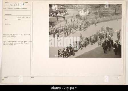 Légende : funérailles du major J.P. Mitchell se tient à New York, le 11 juillet 1918. Le cercueil drapé de drapeau a été placé sur un caisson de fusils devant l'hôtel de ville. (PHOTOGRAPHE : RECT HS, ÉTATS-UNIS School Cinematography) [Subject ID : 15503, numéro d'émission : 15505/] Banque D'Images