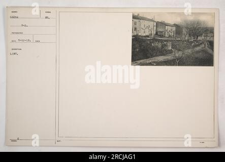 Soldats de l'armée américaine engagés dans le combat pendant la première Guerre mondiale L'image montre un groupe de soldats accroupis derrière un abri, fusils à portée de main, alors qu'ils naviguent dans un paysage déchiré par la guerre. Les uniformes des soldats indiquent leur alliance avec les forces américaines. Les sombres expressions sur leurs visages démontrent la gravité de la situation. Banque D'Images