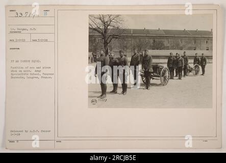 Le lieutenant Hargan du signal corps est vu sur cette photographie prise le 2 mai 1918. L'image montre une escouade de soldats utilisant un canon de 37 mm. La photographie a été prise à l'École des spécialistes de l'armée de Tourene, située à Langres, en France. Cette image a été publiée par le censeur de l'A.E.F. le 7 janvier 1919. Banque D'Images