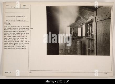 Vue intérieure d'une station de pompage américaine et française à Langres, haute Marne, France pendant la première Guerre mondiale. La station fournissait de l'eau à l'hôpital Langres et aux troupes. Il comportait un appareil de chloration qui utilisait des réservoirs de gaz et des compteurs. Le gaz était acheminé par des tuyaux vers des tubes de verre, qui contenaient de l'eau. Le mélange est ensuite introduit par de petites conduites dans un réservoir d'eau. L'utilisation de tubes en verre a permis un contrôle précis de l'alimentation en gaz dans le réservoir. Banque D'Images