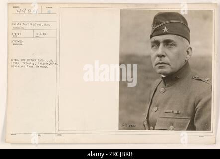 Brig. Général Herman Hall, commandant de la 177e brigade d'infanterie de la 89e division, à Prum, en Allemagne. Photo prise le 6 janvier 1919 par le 2nd Lt Paul W. Cloud, photographe pour le S.C. Activités militaires pendant la première Guerre mondiale. Légende : Brig. Général Herman Hall inspectant les troupes en Allemagne. Banque D'Images