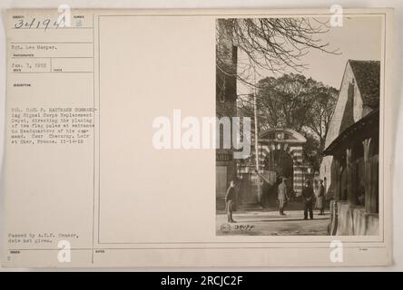 Le sergent Leo Morper assiste le colonel Carl F. Hartmann dans la mise en place de mâts de drapeau à l'entrée du quartier général du dépôt de remplacement du corps des signaux à Cour Cheverny, Loir et cher, France le 7 janvier 1919. Cette photographie a été prise par un photographe le 14 novembre 1918 et a été émise avec le numéro B après avoir été passée par le censeur de l'A.E.F. Remarque : aucune date n'est fournie pour l'approbation du censeur. Banque D'Images