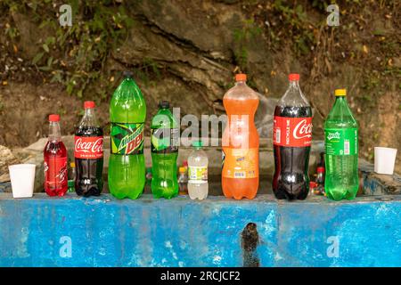 Boissons froides et boissons à un stand de bord de route : vallée de Swat, Pakistan - 10 juin 2023. Banque D'Images