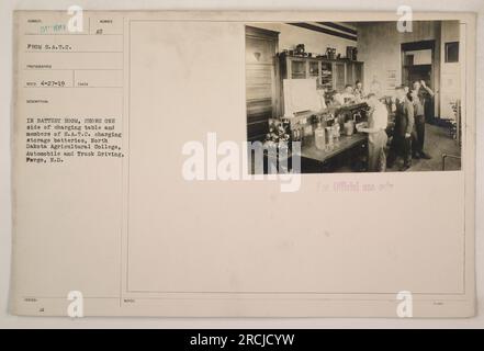 Des membres du S.A.T.C. du North Dakota Agricultural College sont vus dans la salle des batteries, chargeant des batteries d'accumulateurs pour des automobiles et des camions. Cette photographie, prise pendant la première Guerre mondiale, met en lumière les activités de formation et techniques entreprises par le S.A.T.C. au collège de Fargo, Dakota du Nord. Banque D'Images