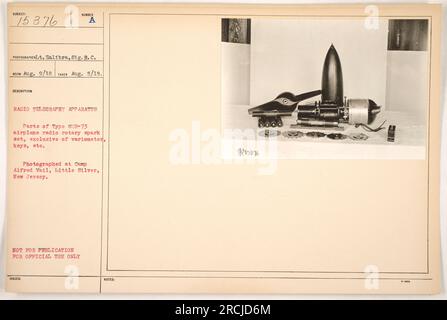 Cette image montre un appareil de radiotélégraphie, spécifiquement des pièces d'un ensemble d'étincelles rotatives radio d'avion de type SCR-73. Il a été photographié par SIG. R.C. RECHO le 9 août 1918, au Camp Alfred Vail à Little Silver, New Jersey. Cette photographie n'est pas destinée à la publication et est destinée à un usage officiel seulement. Banque D'Images