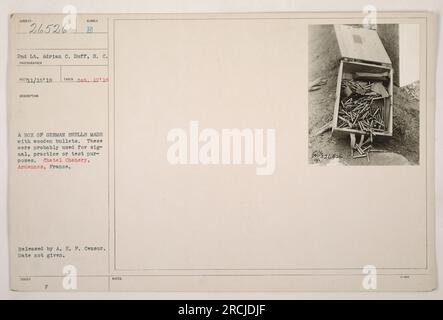 Le 2e lieutenant Adrian C. Duff, S.C., est vu sur cette photo tenant une boîte d'obus allemands faite avec des balles en bois. Ces coquilles ont probablement été utilisées à des fins de signalisation, de pratique ou de test. La photo a été prise à Chatel Chehery, Ardennes, France, le 12 octobre 1918. Cette image a été publiée par A.E.P. Censurer, et la date exacte de la libération n'est pas précisée. Banque D'Images