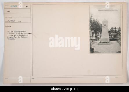 L'un des monuments de Betheniville, en France, commémorant les soldats allemands tombés pendant la première Guerre mondiale La photographie a été prise par le photographe G-2 66304 le 12 mai 1919. Le monument est vu dans l'un des cimetières. La légende mentionne également des informations supplémentaires sur le monument, bien que les détails ne soient pas clairs, peut-être en raison de la distorsion dans le texte. Banque D'Images