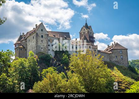 Vue du château gothique Loket en République tchèque sur une journée ensoleillée d'été Banque D'Images