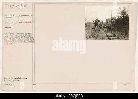 Sergent 1st Cl. J.T. Seabrook de Caroline du Sud, attaché au 22nd Engrs., peut être vu sur cette photo. Il pose une piste pour atteindre une route allemande à voie étroite capturée près de Vauquois Mountain, en France. La photo a été prise à 20 h 2:25 à une date inconnue, probablement en octobre ou novembre 1918. L'image a été transmise par le censeur de l'A.E.F. et publiée par la War personnel Commission (W.P.C.). Note : la description a été coupée après 'notes : 26919.' Banque D'Images