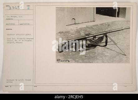 Lieutenant Hargan exploitant un S.C. Fusil automatique Chauchat à l'école d'armes automatiques d'infanterie de l'armée à Pt. De la Peigney, Langres, France. Cette photographie a été prise le 27 avril 1918 et publiée par le censeur de l'A.E.F. le 7 janvier 1919. Le numéro de modèle du fusil est 33696. Banque D'Images