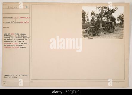 Soldat J.E. Gibbon du signal corps a capturé cette photographie (#17463) le 21 juillet 1918. Il représente des membres du 5e bataillon de signaux de terrain, 3e division, arrivant à Château Thierry en France sur des motos Harley Davidson. Leur objectif était d'établir des stations de communication. Le premier lieutenant William H. Horb peut être vu dans une voiture menant le groupe. La photographie a été effacée par l'A.E.P. Censurer le 13 août 1918. Banque D'Images