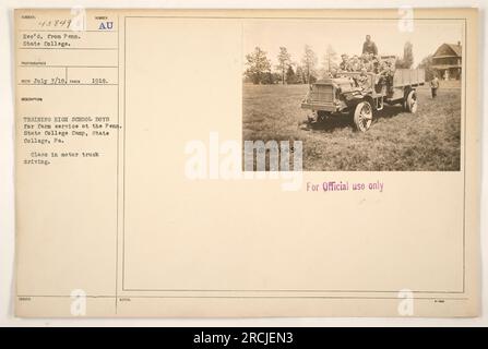 Penn. State College Camp à State College, Pennsylvanie a formé des lycéens pour le service agricole pendant la première Guerre mondiale. Cette photographie particulière, prise en 1918, capture une classe de conduite de camions à moteur, soulignant l'importance des compétences en transport dans l'armée. Il a été reçu de Penn. State College sous le numéro 43849 pour usage officiel seulement. Banque D'Images