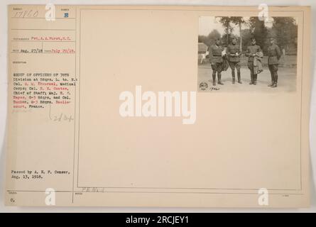 Groupe d'officiers de la 78e Division au Siège à Roeller court, France. De gauche à droite : le colonel G. M. Ekwurzel, corps médical ; le colonel H. H. Cootes, chef d'état-major ; le major H. S. Hayes, quartier général du G-3 ; et le colonel Buchen, quartier général du G-3. Prise le 29 juillet 1918. Photographié par Pvt. A. A. Purst, 8. C. Surber. Censuré par A. E. F. Censor le 13 août 1918. Publié comme photographie 17860. Banque D'Images