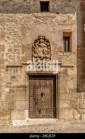 Grand blason sur la porte de la Casa de los Monterde de Albarracín, 17e siècle, dans Calle de la Catedral, Teruel, Aragon, Espagne, Europe Banque D'Images