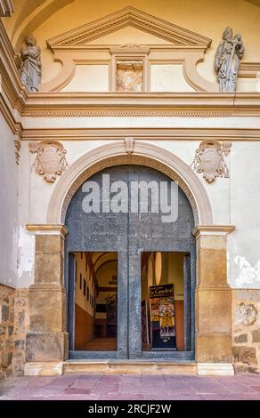 Le Musée diocésain d'Art Sacré est l'ancien palais épiscopal du 18e siècle, diocèse de la ville de Albarracín, situé sur la Plaza del Palacio Banque D'Images