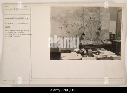 Carte de la station de troupes de France affichée dans le bureau de la Division du personnel, G-1, S.O.S. Tours, Indre et Loire, France. La photographie a été prise le 23 février 1919. La carte montre les positions et les mouvements des troupes en France pendant la première Guerre mondiale Numéro d'accès : 51594. Banque D'Images
