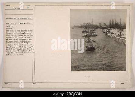 Groupe de barges en attente d'être chargées et remorquées par la compagnie de transport fluvial à Rouen, Seine-Inferieure, France. L'objectif de la compagnie était d'expédier des fournitures aux troupes via les voies navigables intérieures, soulageant le fardeau des chemins de fer pendant la première Guerre mondiale. En arrière-plan, on peut voir les flèches de la cathédrale de Rouen. (Source : photographies des activités militaires américaines pendant la première Guerre mondiale) Banque D'Images