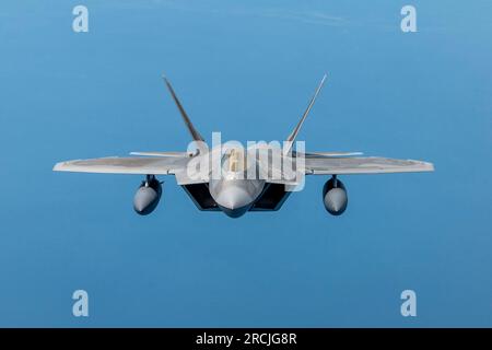 Mer des Philippines, Philippines. 10 juillet 2023. UN AMÉRICAIN Le chasseur furtif F-22 Raptor de la Force aérienne affecté au 199th Expeditionary Fighter Squadron, mène une mission d'entraînement bilatérale avec un avion de combat léger FA-50PH Fighting Eagle de la Force aérienne philippine au cours de l'exercice conjoint Cope Thunder, le 10 juillet 2023 au-dessus de la mer des Philippines. Crédit : MSgt. Mysti Bicoy/US Air Force/Alamy Live News Banque D'Images