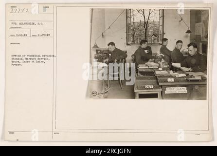 Le soldat McLaughlin, un soldat servant dans le Chemical Warfare Service, est photographié tenant une caméra. La photographie a été prise le 29 novembre 1918, à Tours, Indre et Loire, France. L'image fait partie d'une collection du Bureau de la Division technique et sert de document au ministère. Banque D'Images