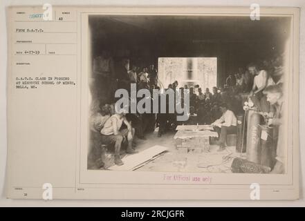 Classe S.A.T.C. à l'école Missouri des Mines à Rolla, Mo, pratiquant les techniques de forgeage. Pris dans le cadre de la série 59075. La photo montre un groupe d'étudiants recevant un enseignement sur les méthodes de forgeage. Cette image est pour usage officiel seulement et est liée au programme AIRCO. Banque D'Images