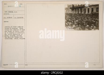 Les troupes américaines arrivent à Arlon, en Belgique, accueillies avec enthousiasme par toute la population. Ces troupes sont composées de soldats qui ont combattu dans des batailles jusqu'à la signature de l'armistice. Cette photographie, prise le 20 novembre 1918, capture le moment historique. Banque D'Images