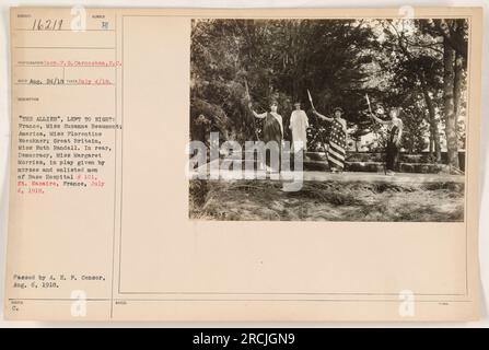 Légende de la photo : « les membres du personnel infirmier et enrôlé de l'hôpital de base n ° 101 à St. Nazaire, France, célèbre le 4 juillet 1918 en mettant sur une pièce intitulée « les alliés ». De gauche à droite : Mlle Suzanne Beaumont représentant la France, Mlle Florentine Woeckner représentant l'Amérique et Mlle Ruth Randall représentant la Grande-Bretagne. Mlle Margaret Morriss dépeint la démocratie. Photo approuvée par le censeur de l'A.E.F le 6 août 1918.' Banque D'Images