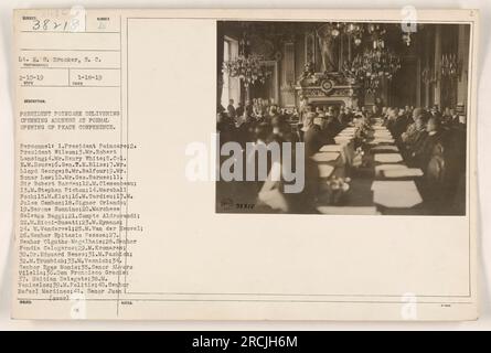 Le président Poincaré prononce le discours d'ouverture lors de l'ouverture officielle de la Conférence de paix. Le personnel présent comprend le Président Wilson, M. Robert Lansing, M. Henry White, le colonel E.M. House, Gen. T.H. Bliss, M. Lloyd George, M. Balfour, M. Bonar Law, M. Geo. Barnes, sir Robert Borden, M. Clemenceau, M. Stephen Pichon, Marshall Foch, et autres. Banque D'Images