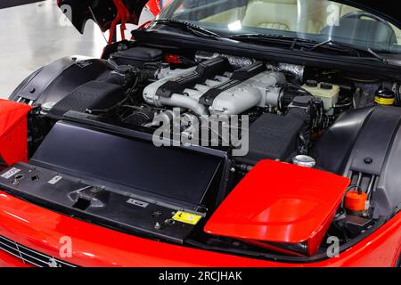 Moteur d'une Ferrari 456 à capot ouvert. Banque D'Images