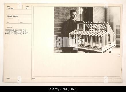 Soldats blessés aux États-Unis Hôpital de Lakewood, N.J. en formation professionnelle. Ils participent à un programme visant à les aider à acquérir de nouvelles compétences et à s'adapter à la vie civile après la guerre. Cette photographie a été prise par le signal corps et reçue et émise sous le numéro Humber 61,888. Banque D'Images