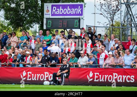 Barendrecht, pays-Bas. 15 juillet 2023. Barendrecht - fans de Feyenoord lors du match amical entre Feyenoord et Royale Union Saint-Gilloise au Sportpark Smitshoek le 15 juillet 2023 à Barendrecht, pays-Bas. Crédit : photos boîte à boîte/Alamy Live News Banque D'Images