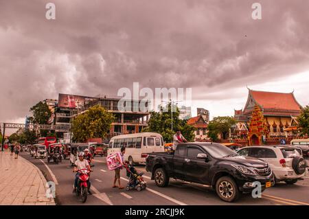 Dark storm nuages planent sur Wat Ounalom & traffic chaotique sur Sisowath Quay Boulevard. Le Riverside, Phnom Penh, Cambodge. © Kraig Lieb Banque D'Images