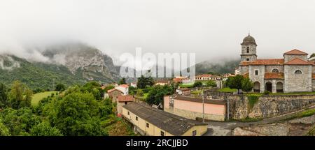 Église d'Oseja de Sajambre dans la gorge de Los Beyos Banque D'Images