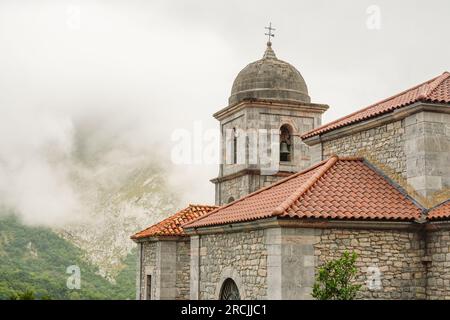 Église d'Oseja de Sajambre dans la gorge de Los Beyos Banque D'Images