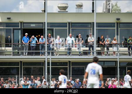 Barendrecht, pays-Bas. 15 juillet 2023. Barendrecht - fans de Feyenoord lors du match amical entre Feyenoord et Royale Union Saint-Gilloise au Sportpark Smitshoek le 15 juillet 2023 à Barendrecht, pays-Bas. Crédit : photos boîte à boîte/Alamy Live News Banque D'Images