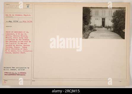 Le lieutenant H. S. Drucker du signal Reserve corps a capturé cette photographie le 27 août 1918, à Château Thierry, en France. L'image montre la façade de la résidence du Dr Lemarchel, située au 26, rue Saint-Martin. Après avoir été occupé par les Allemands pendant soixante jours, le logement est maintenant réaménagé en installation Y.M.C.A. Miraculeusement, la maison reste intacte et intacte par les obus. Le capitaine W. E. Moore, de la branche historique de l'état-major général, supervisa la production de la photo. Cette photographie est classée « POUR USAGE OFFICIEL SEULEMENT » et a été publiée par le M.I.D. Censurer le mois d'octobre Banque D'Images