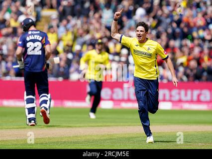 John Turner du Hampshire célèbre avoir remporté le guichet de Paul Walter du Essex lors du match de demi-finale Vitality Blast T20 à Edgbaston, Birmingham. Date de la photo : Samedi 15 juillet 2023. Banque D'Images