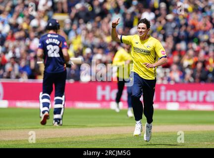 John Turner du Hampshire célèbre avoir remporté le guichet de Paul Walter du Essex lors du match de demi-finale Vitality Blast T20 à Edgbaston, Birmingham. Date de la photo : Samedi 15 juillet 2023. Banque D'Images