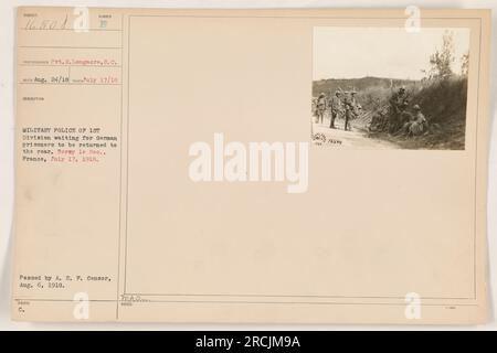 La police militaire de la 1e Division attend ici à Bersy le sec, France, le 17 juillet 1918, le retour des prisonniers allemands. La photo a été prise par le soldat R. Longacre et reçue le 24 août 1918. Il a ensuite été approuvé par le censeur de l'A.E.F. le 6 août 1918. Banque D'Images