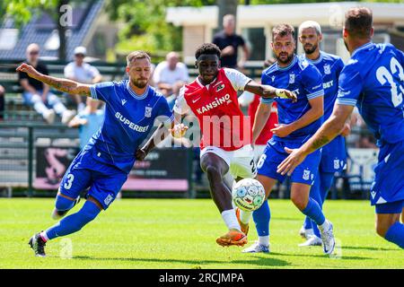 Dirkshorn - (lr) Kristoffer Velde de Lech Poznan, Ernest Poku de AZ Alkmaar lors du match amical entre AZ Alkmaar et Lech Poznan au complexe sportif VV Dirkshorn le 15 juillet 2023 à Dirkshorn, pays-Bas. AP | hauteur néerlandaise | ED VAN DE POL Banque D'Images