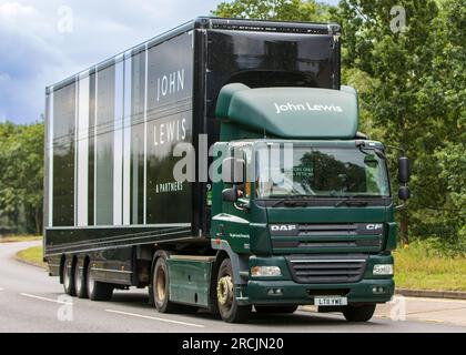 Milton Keynes, Royaume-Uni - 13 juillet 2023 : 2011 camion DAF CF John Lewis roulant sur une route anglaise. Banque D'Images