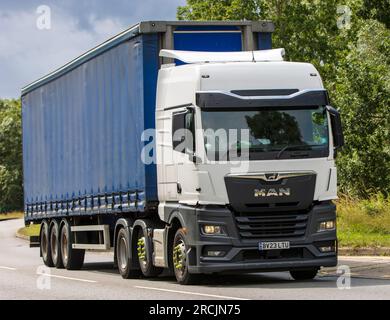 Milton Keynes, Royaume-Uni - 13 juillet 2023 : CAMION ARTIC 2023 MAN 3 ESSIEUX + 3 ESSIEUX roulant sur une route anglaise. Banque D'Images