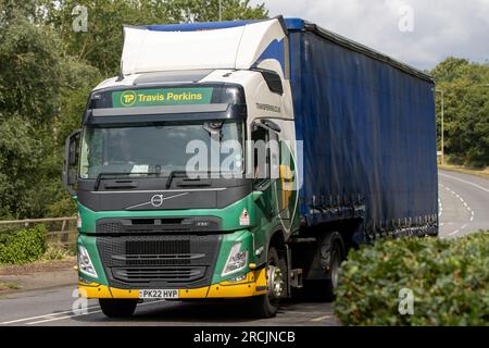 Milton Keynes, Royaume-Uni - 13 juillet 2023 : 2022 Travis Perkins VOLVO 2 ESSIEU + 2 ESSIEU ARTIC CAMION roulant sur une route anglaise. Banque D'Images