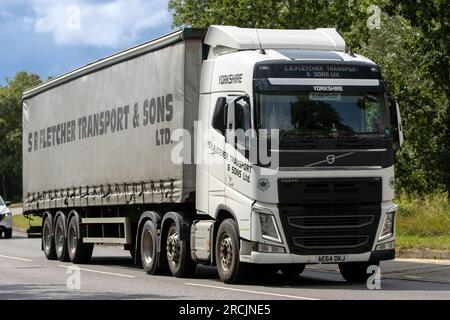 Milton Keynes, Royaume-Uni - 13 juillet 2023 : 2014 S R Fletcher VOLVO camion roulant sur une route anglaise. Banque D'Images