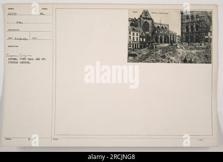 Cette photographie représente l'hôtel de ville et St. Église Peters à Louvain, Belgique pendant la première Guerre mondiale. L'image a été numérotée 66777 et a été prise par un photographe le 12 mai 1919. La description note qu'il a été pris à Lowrain, Belgique. L'hôtel de ville est appelé Löwen Rathaus, et l'église Peterskirche. Banque D'Images