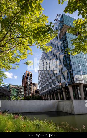 Nine Elms, Londres, Royaume-Uni : l'ambassade des États-Unis d'Amérique à Londres encadrée par des arbres. L'ambassade des États-Unis est située à Nine Elms. Banque D'Images